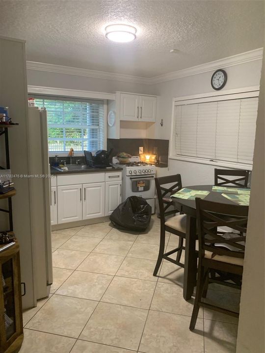 Под контрактом: $1,049,000 (3 спален, 2 ванн, 2459 Квадратных фут)