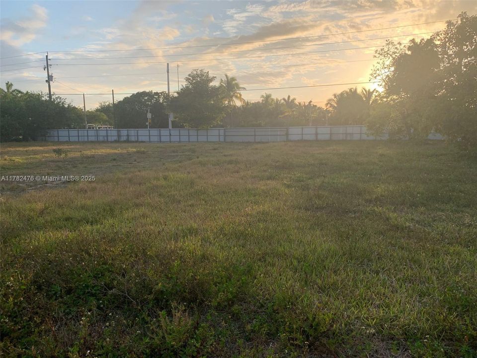 Под контрактом: $1,049,000 (3 спален, 2 ванн, 2459 Квадратных фут)