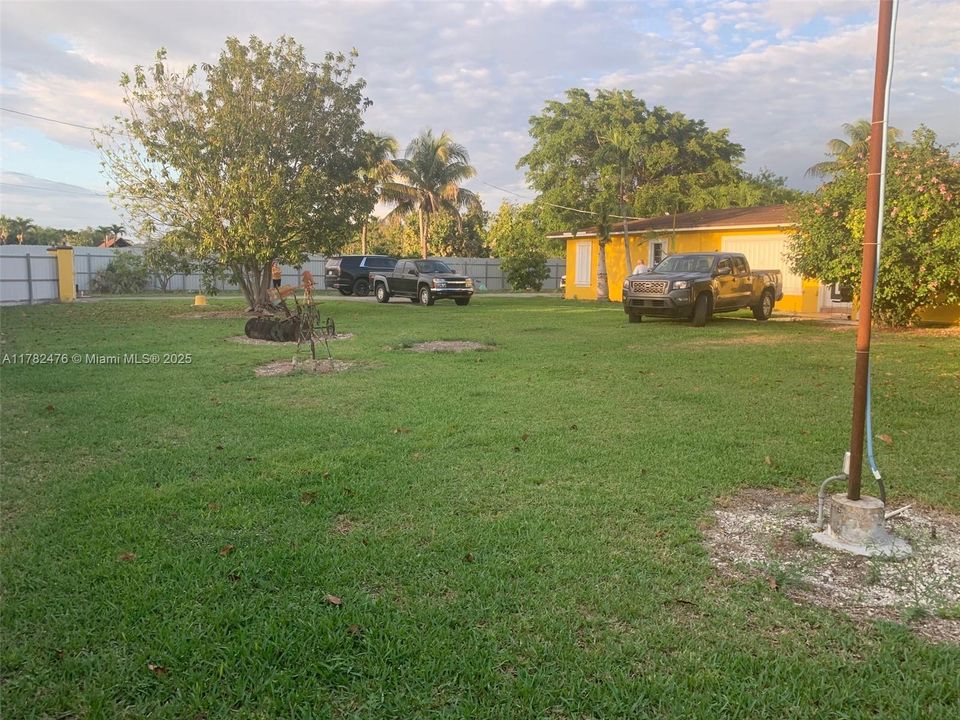 Под контрактом: $1,049,000 (3 спален, 2 ванн, 2459 Квадратных фут)