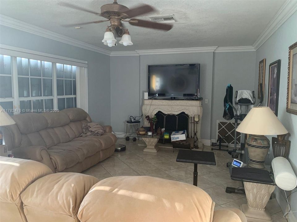 Под контрактом: $1,049,000 (3 спален, 2 ванн, 2459 Квадратных фут)