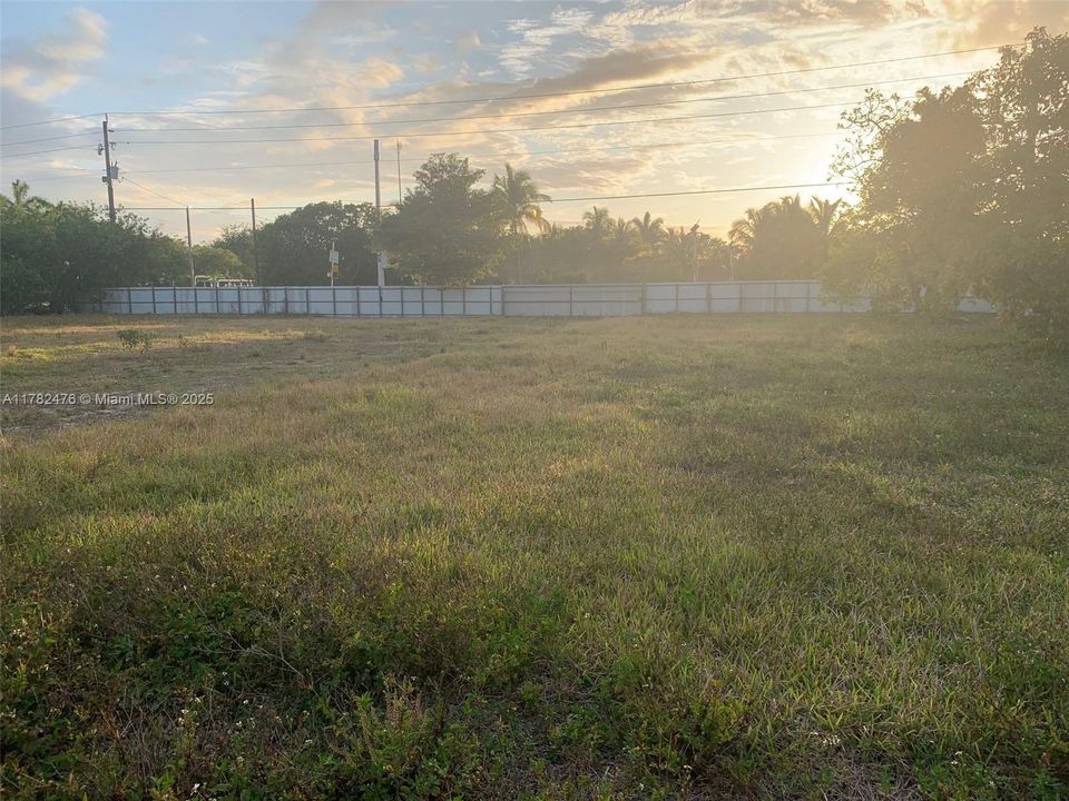 Под контрактом: $1,049,000 (3 спален, 2 ванн, 2459 Квадратных фут)