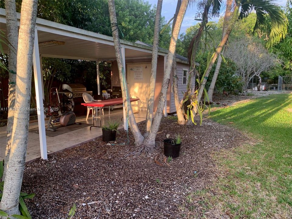 Под контрактом: $1,049,000 (3 спален, 2 ванн, 2459 Квадратных фут)