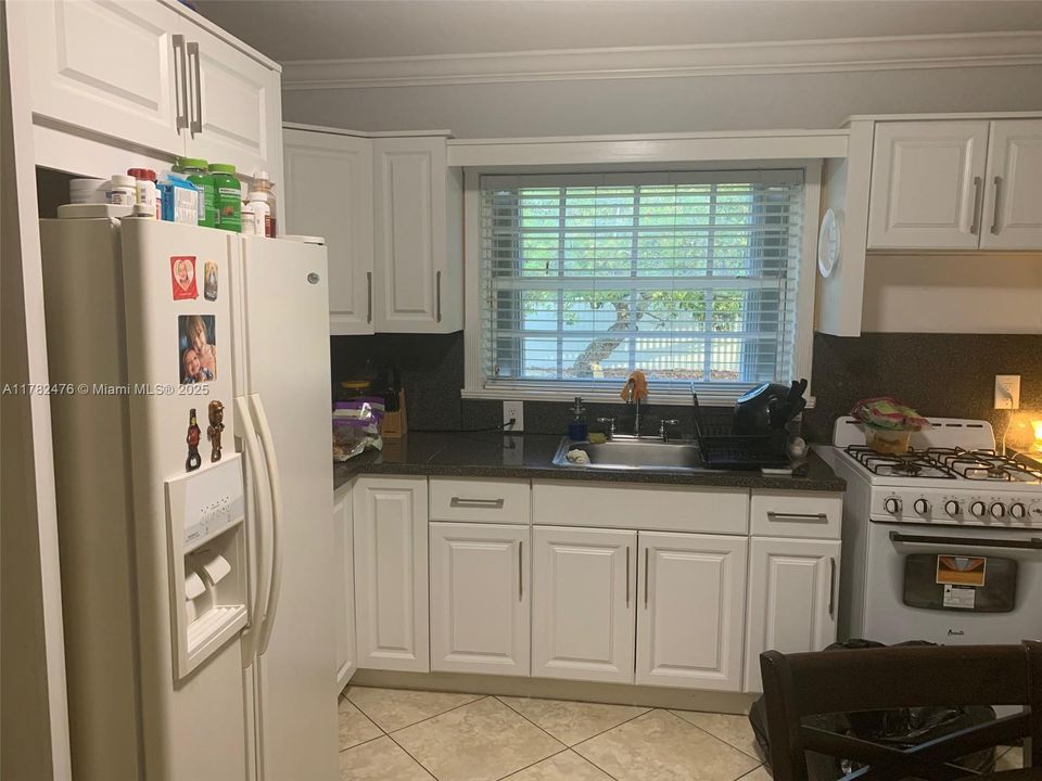 Под контрактом: $1,049,000 (3 спален, 2 ванн, 2459 Квадратных фут)