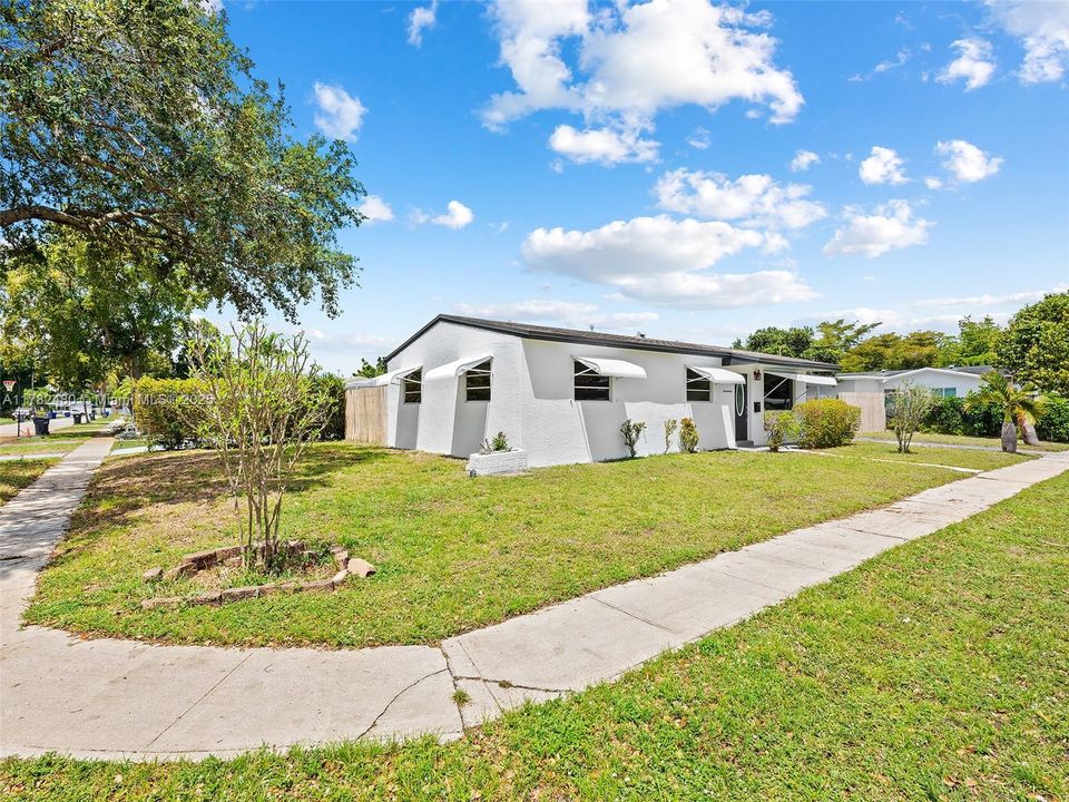 Недавно продано: $410,000 (3 спален, 1 ванн, 1125 Квадратных фут)