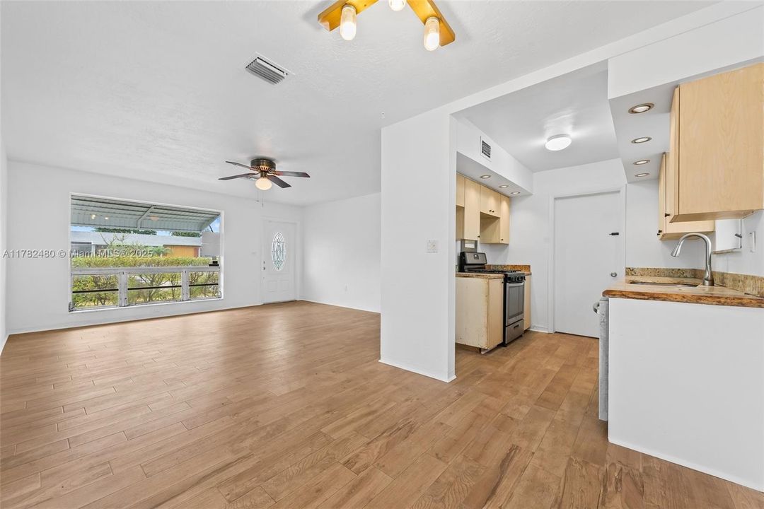 Недавно продано: $410,000 (3 спален, 1 ванн, 1125 Квадратных фут)