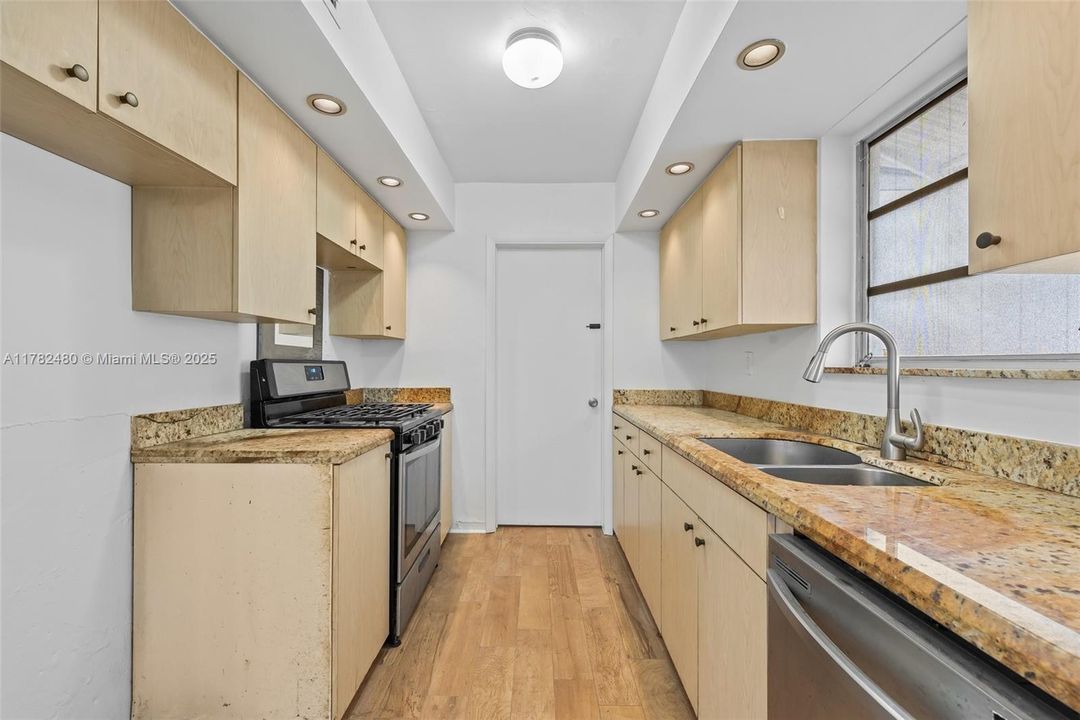 Недавно продано: $410,000 (3 спален, 1 ванн, 1125 Квадратных фут)