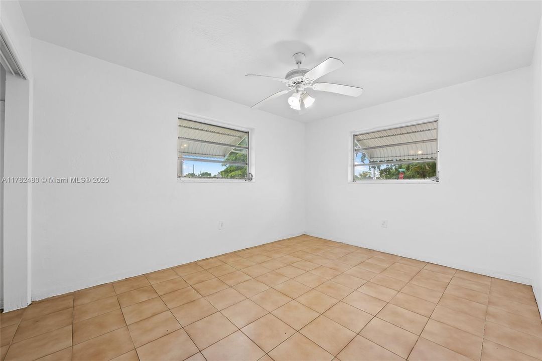 Недавно продано: $410,000 (3 спален, 1 ванн, 1125 Квадратных фут)