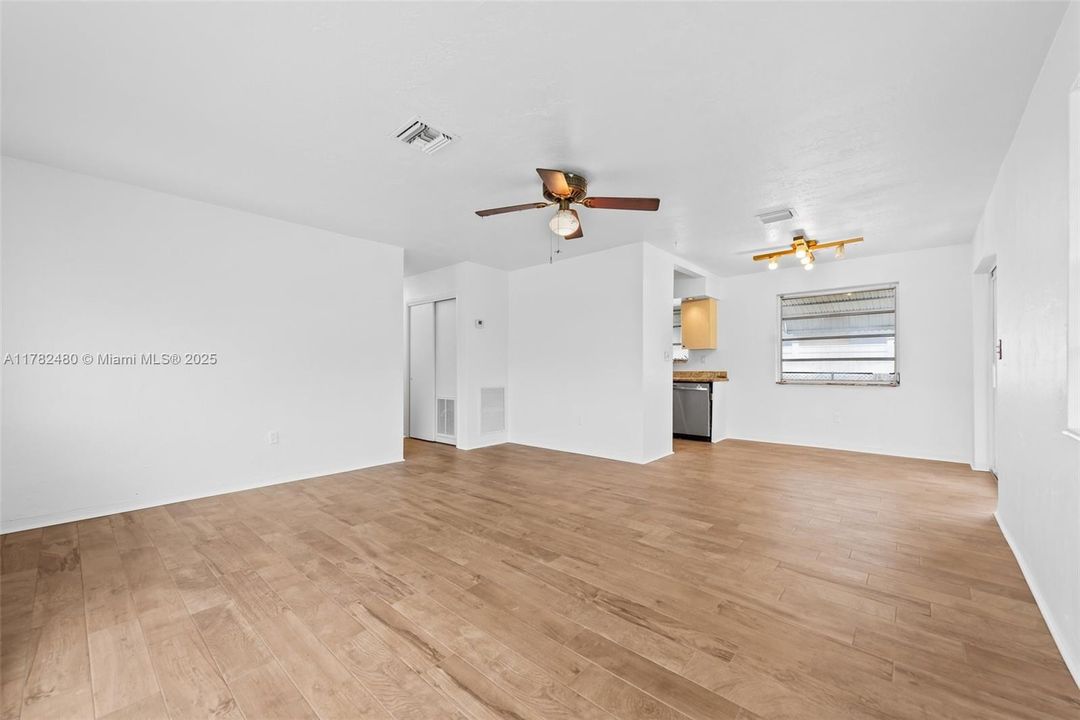 Недавно продано: $410,000 (3 спален, 1 ванн, 1125 Квадратных фут)