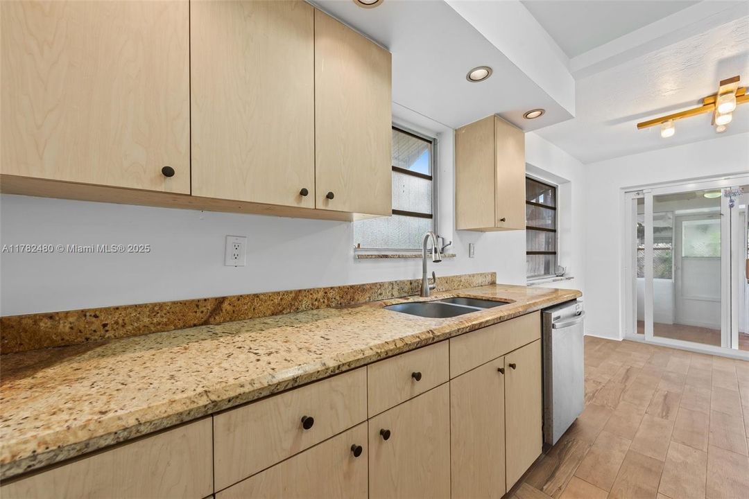 Недавно продано: $410,000 (3 спален, 1 ванн, 1125 Квадратных фут)