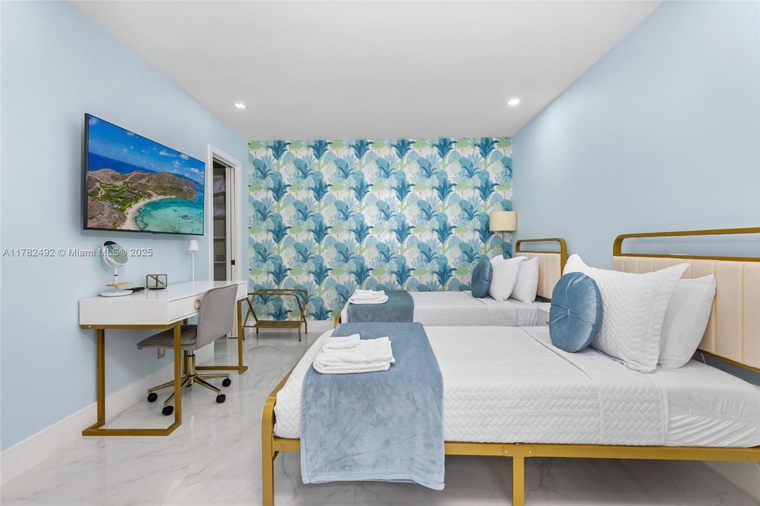 Recently Sold: $2,249,000 (4 beds, 4 baths, 2381 Square Feet)