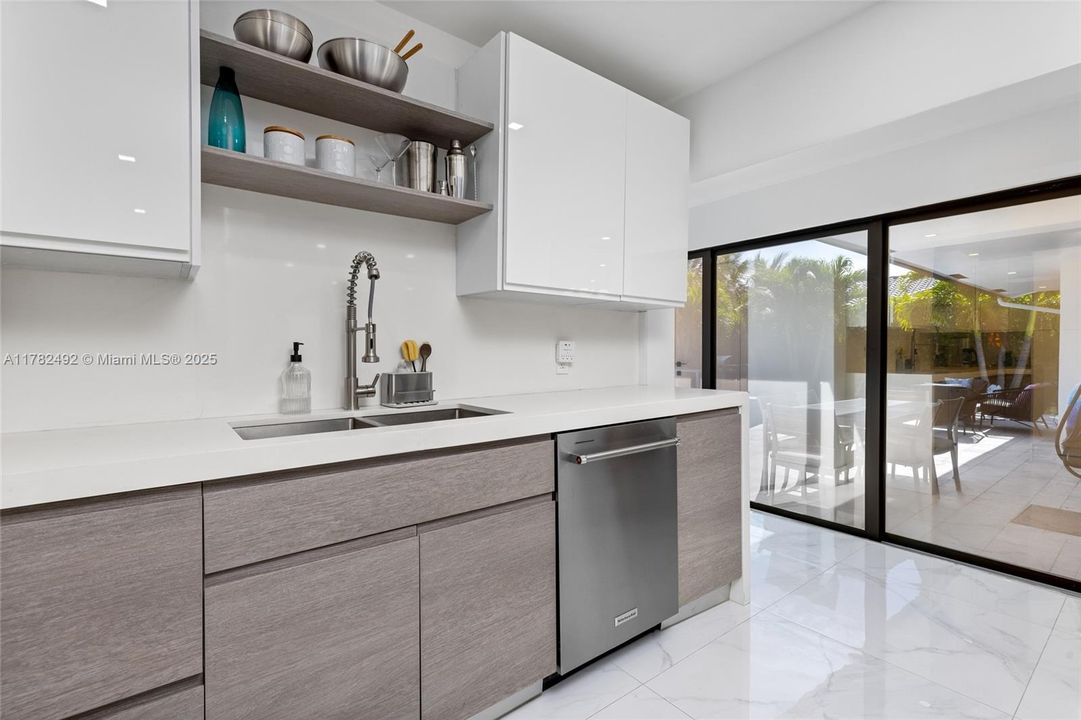 Recently Sold: $2,249,000 (4 beds, 4 baths, 2381 Square Feet)