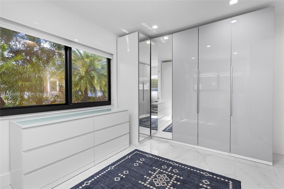 Recently Sold: $2,249,000 (4 beds, 4 baths, 2381 Square Feet)