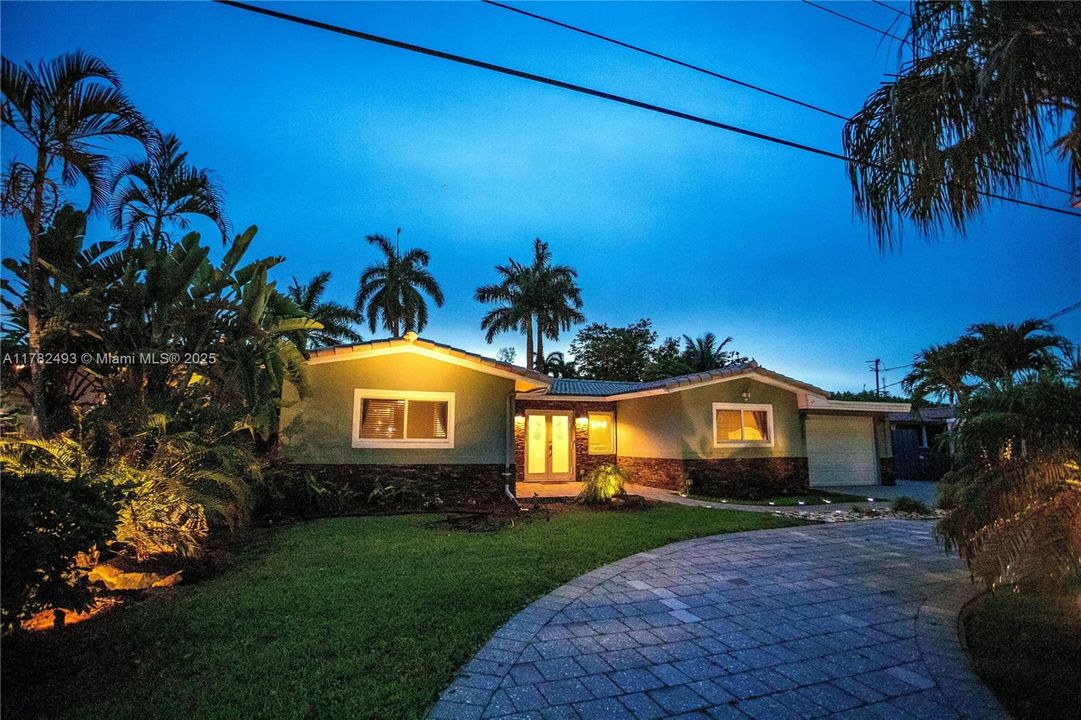 Recently Sold: $815,000 (4 beds, 2 baths, 2019 Square Feet)