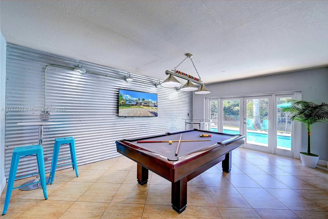 Recently Sold: $815,000 (4 beds, 2 baths, 2019 Square Feet)