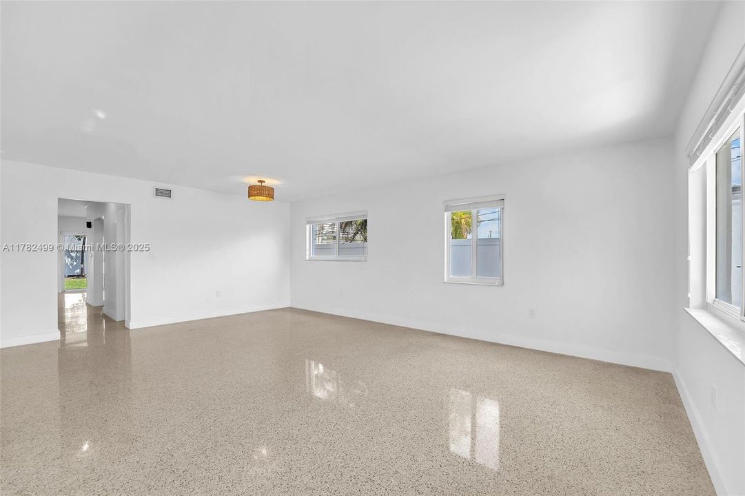 Недавно продано: $699,000 (3 спален, 2 ванн, 1800 Квадратных фут)