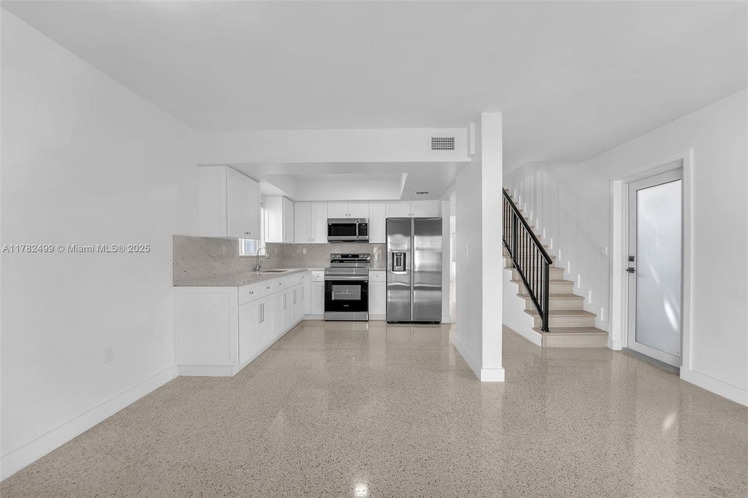 Недавно продано: $699,000 (3 спален, 2 ванн, 1800 Квадратных фут)