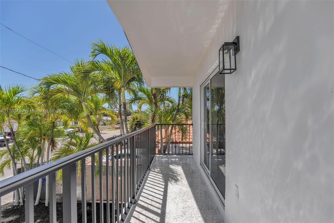 Недавно продано: $699,000 (3 спален, 2 ванн, 1800 Квадратных фут)