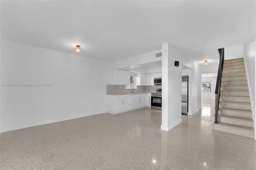 Недавно продано: $699,000 (3 спален, 2 ванн, 1800 Квадратных фут)