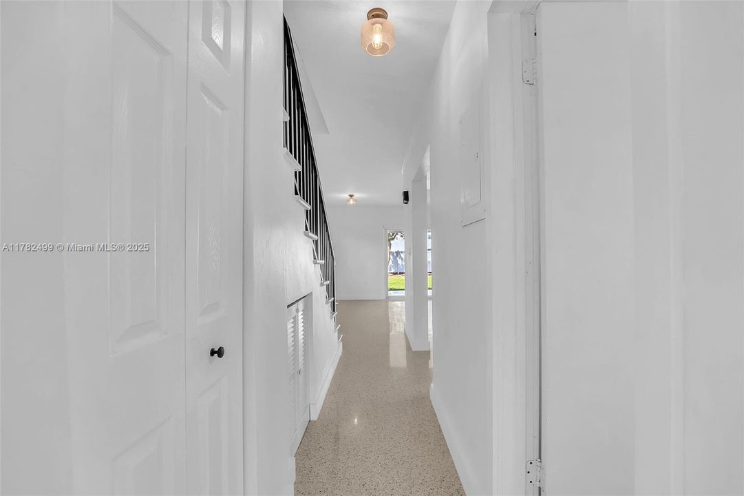 Недавно продано: $699,000 (3 спален, 2 ванн, 1800 Квадратных фут)