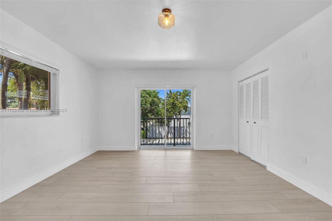 Недавно продано: $699,000 (3 спален, 2 ванн, 1800 Квадратных фут)