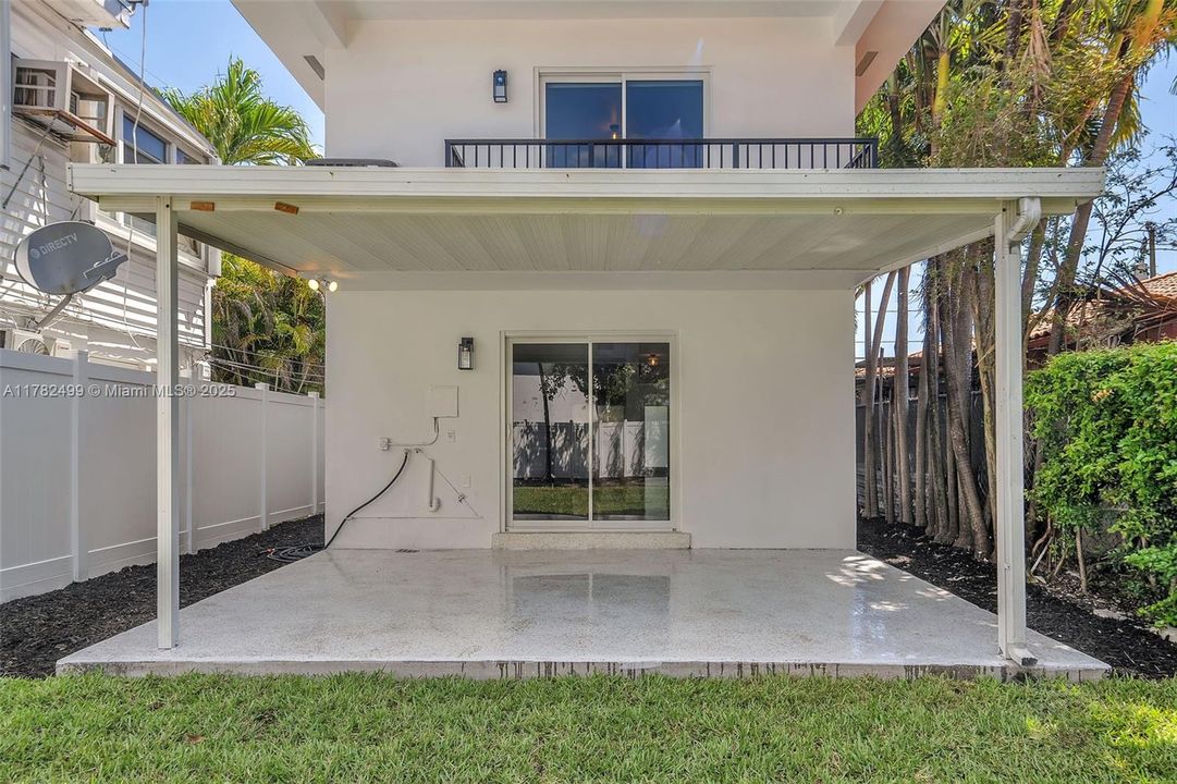 Недавно продано: $699,000 (3 спален, 2 ванн, 1800 Квадратных фут)