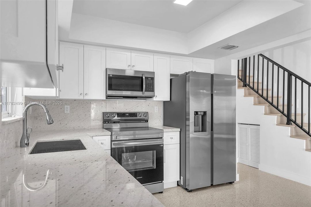 Недавно продано: $699,000 (3 спален, 2 ванн, 1800 Квадратных фут)