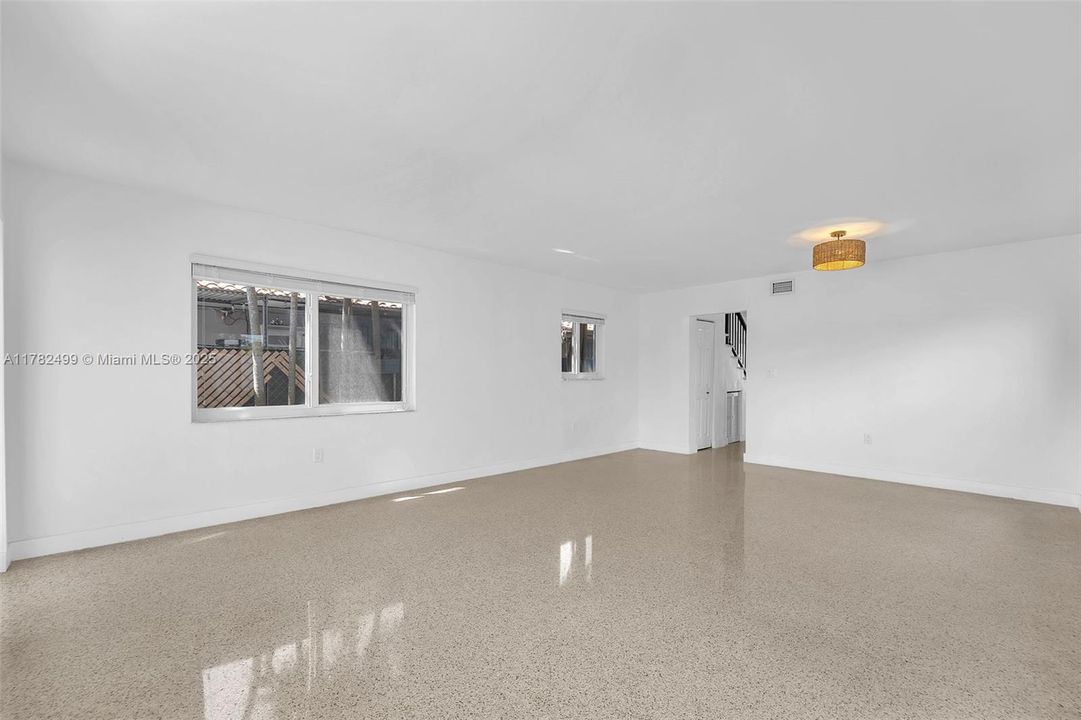 Недавно продано: $699,000 (3 спален, 2 ванн, 1800 Квадратных фут)