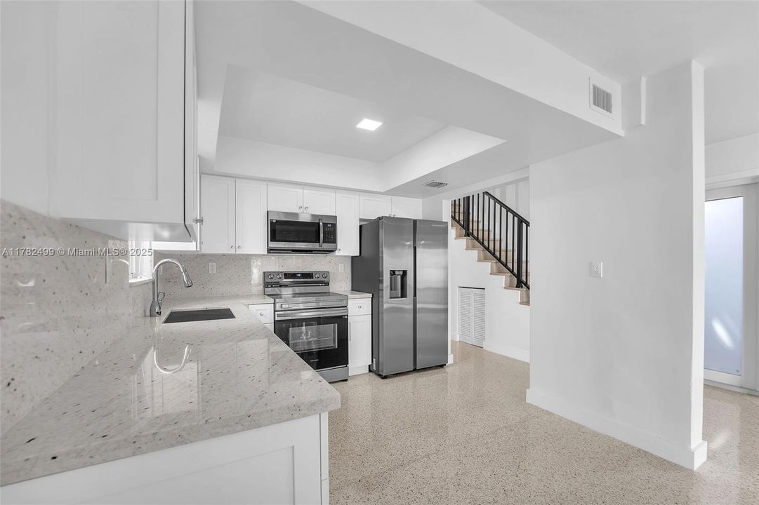 Недавно продано: $699,000 (3 спален, 2 ванн, 1800 Квадратных фут)