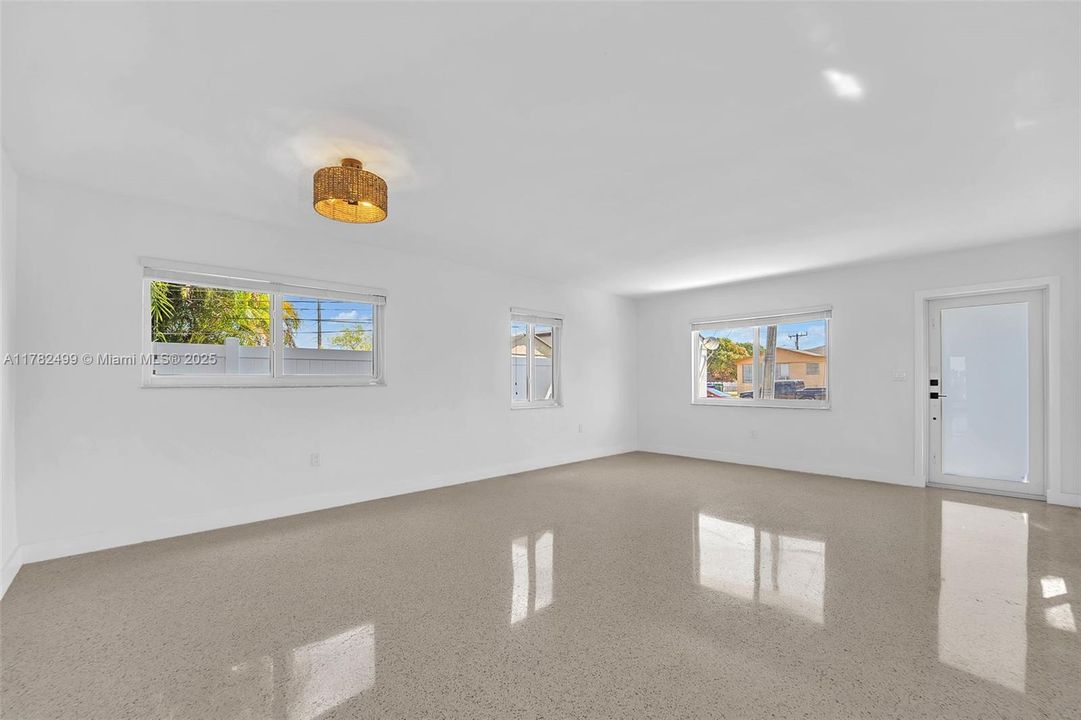 Недавно продано: $699,000 (3 спален, 2 ванн, 1800 Квадратных фут)