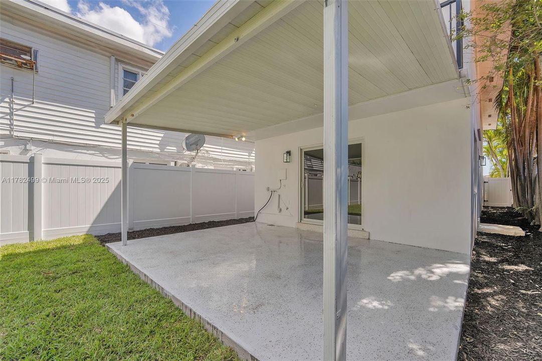 Недавно продано: $699,000 (3 спален, 2 ванн, 1800 Квадратных фут)