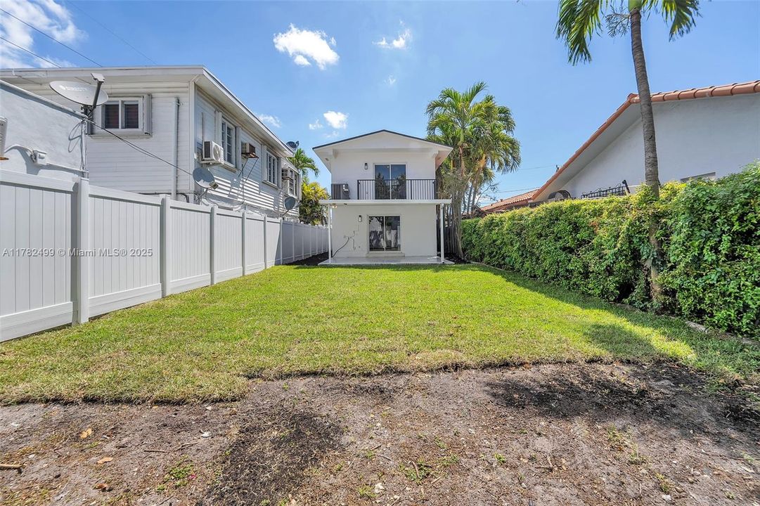 Недавно продано: $699,000 (3 спален, 2 ванн, 1800 Квадратных фут)