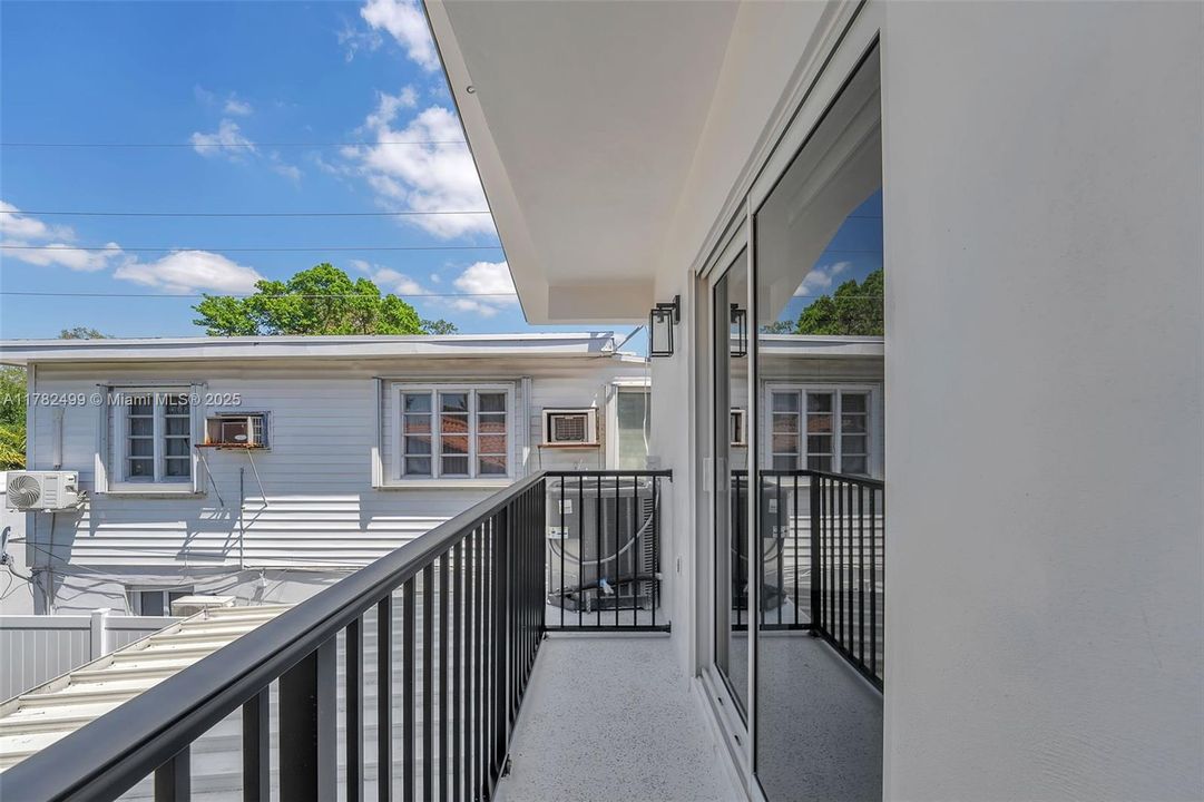 Недавно продано: $699,000 (3 спален, 2 ванн, 1800 Квадратных фут)