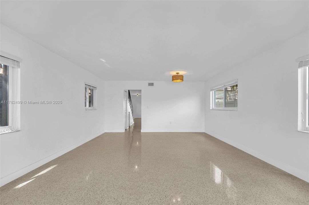 Недавно продано: $699,000 (3 спален, 2 ванн, 1800 Квадратных фут)