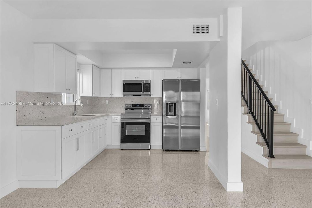 Недавно продано: $699,000 (3 спален, 2 ванн, 1800 Квадратных фут)