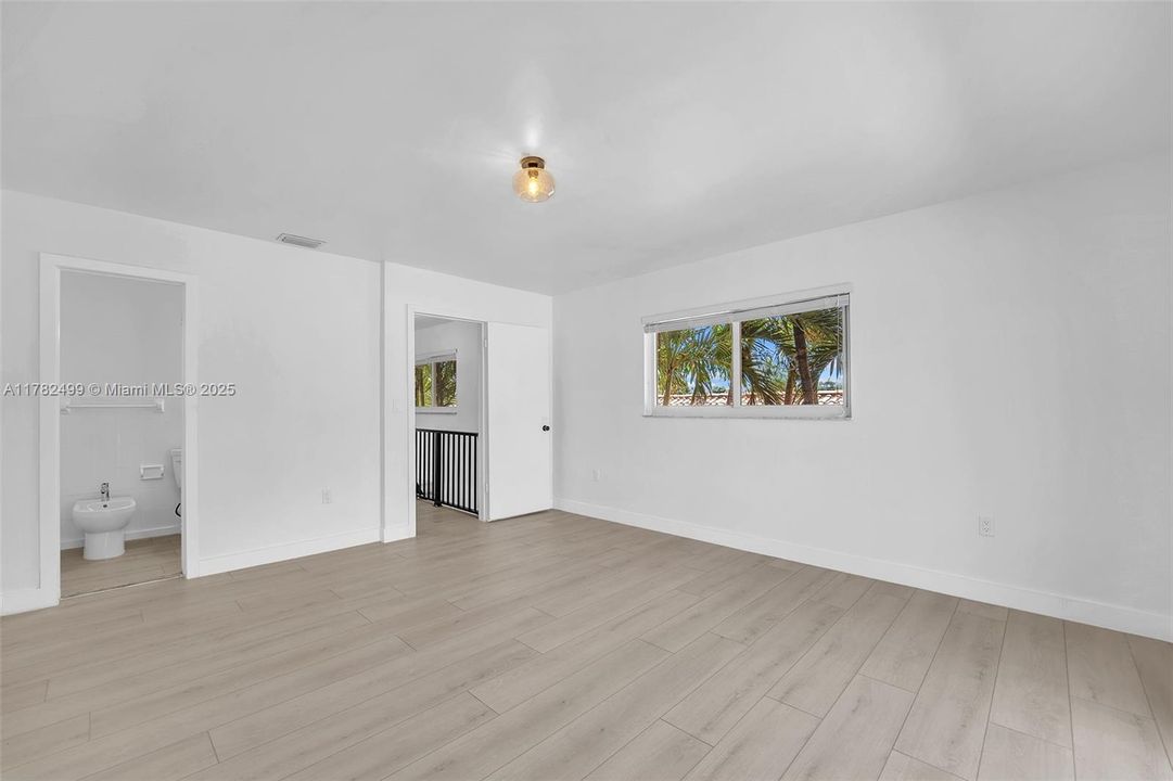 Недавно продано: $699,000 (3 спален, 2 ванн, 1800 Квадратных фут)