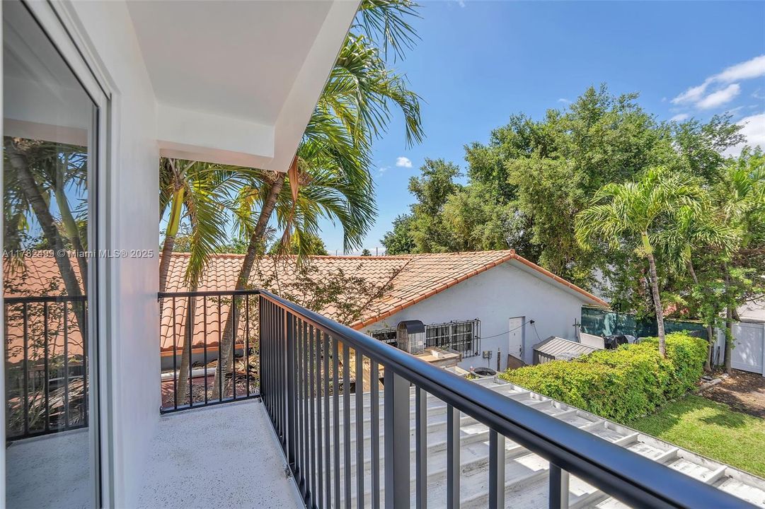 Недавно продано: $699,000 (3 спален, 2 ванн, 1800 Квадратных фут)