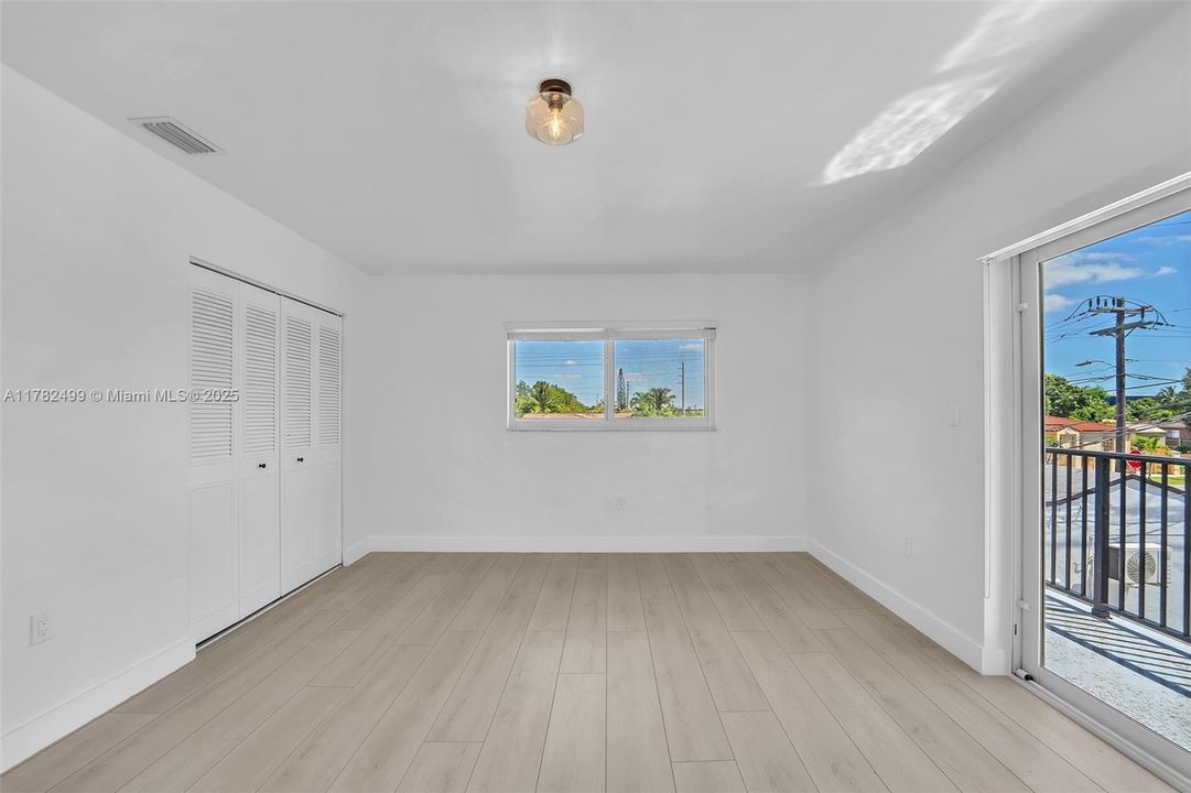 Недавно продано: $699,000 (3 спален, 2 ванн, 1800 Квадратных фут)