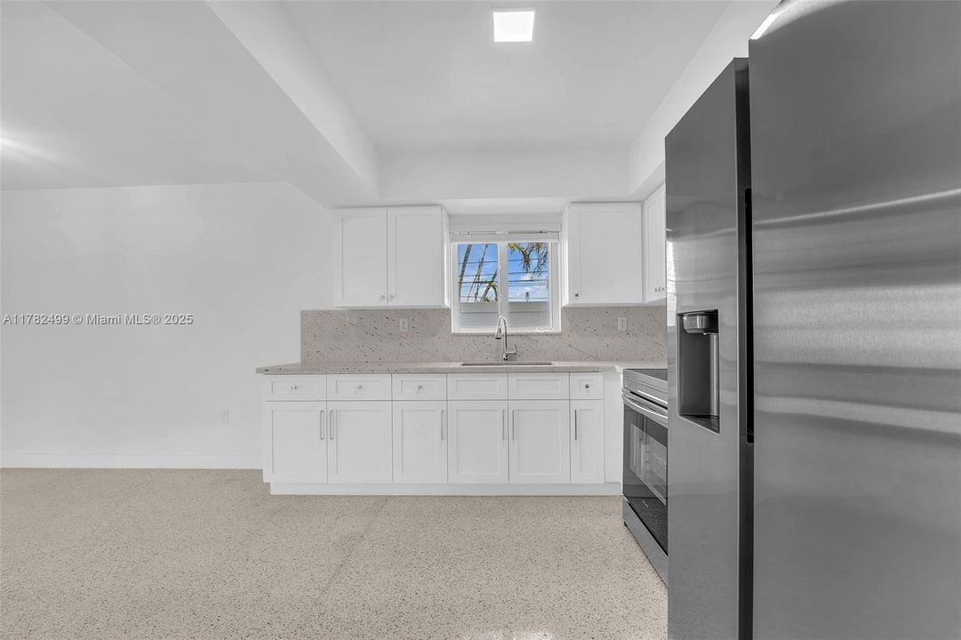 Недавно продано: $699,000 (3 спален, 2 ванн, 1800 Квадратных фут)