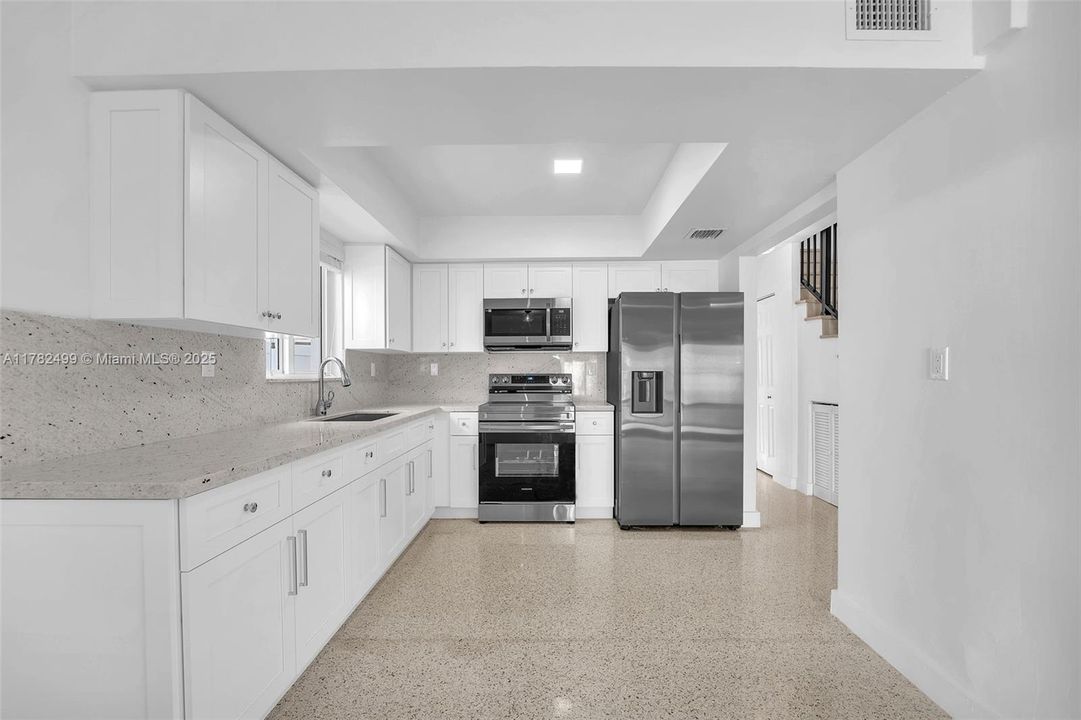 Недавно продано: $699,000 (3 спален, 2 ванн, 1800 Квадратных фут)