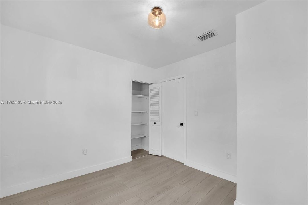 Недавно продано: $699,000 (3 спален, 2 ванн, 1800 Квадратных фут)