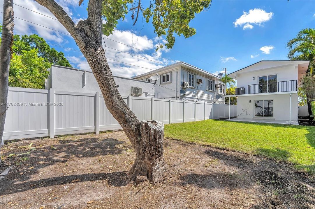 Недавно продано: $699,000 (3 спален, 2 ванн, 1800 Квадратных фут)