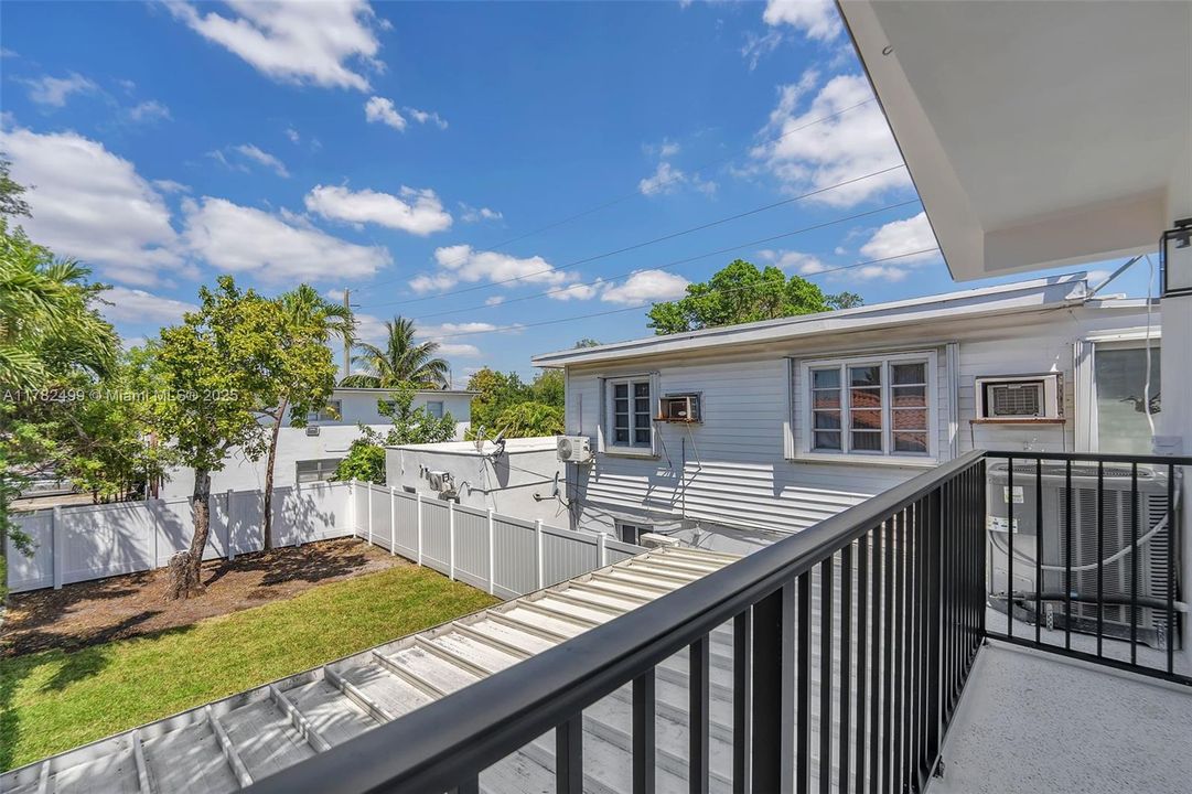 Недавно продано: $699,000 (3 спален, 2 ванн, 1800 Квадратных фут)