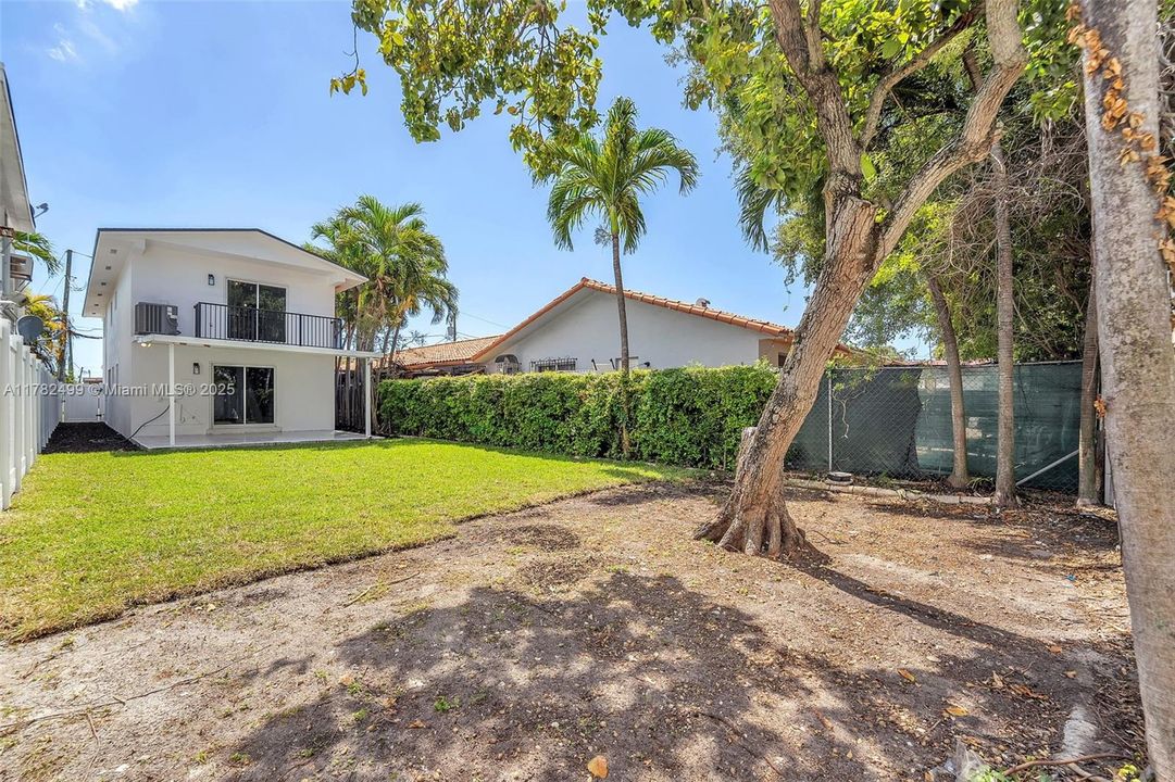 Недавно продано: $699,000 (3 спален, 2 ванн, 1800 Квадратных фут)