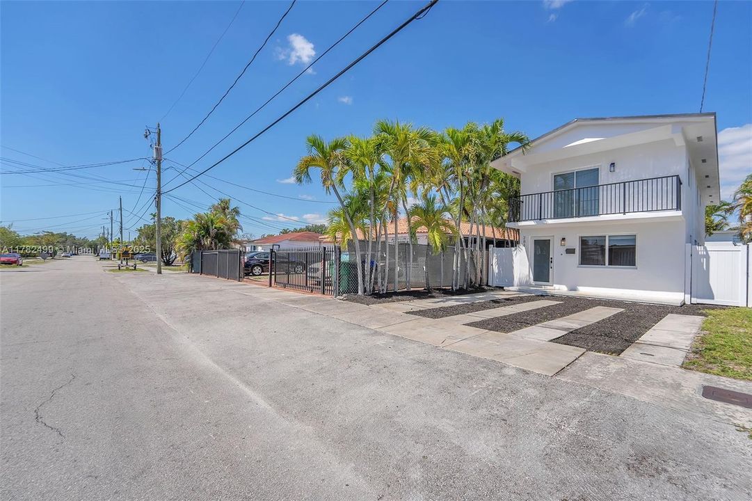 Недавно продано: $699,000 (3 спален, 2 ванн, 1800 Квадратных фут)