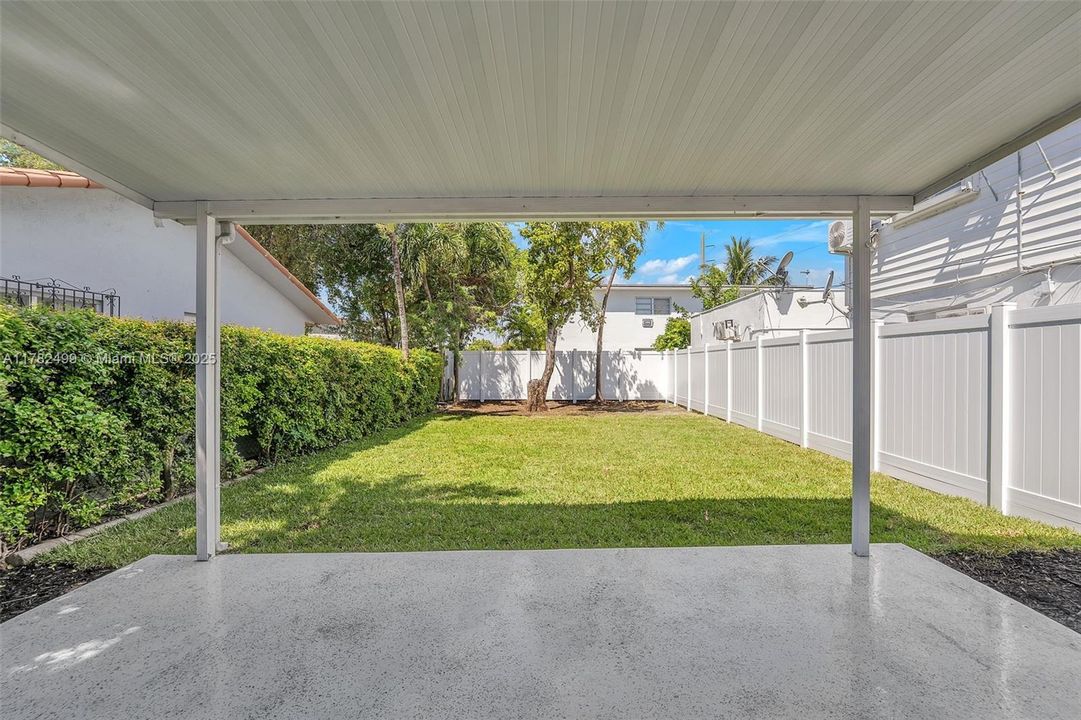 Недавно продано: $699,000 (3 спален, 2 ванн, 1800 Квадратных фут)