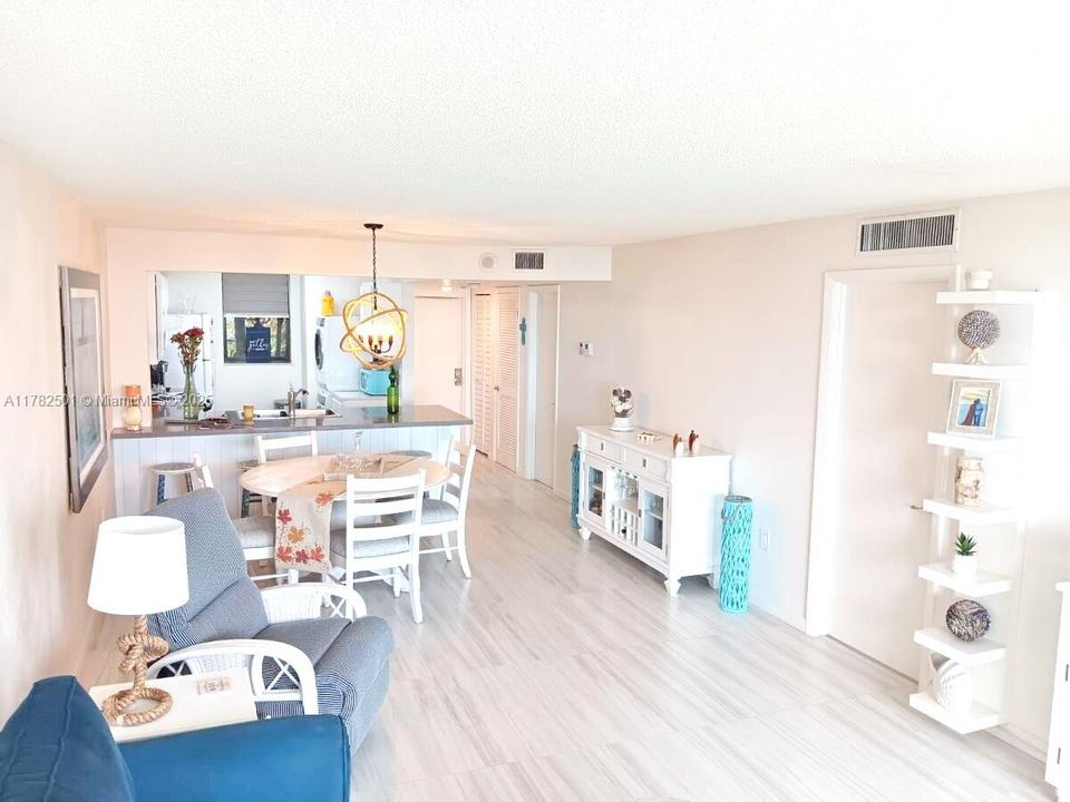 Recently Rented: $1,850 (1 beds, 2 baths, 899 Square Feet)