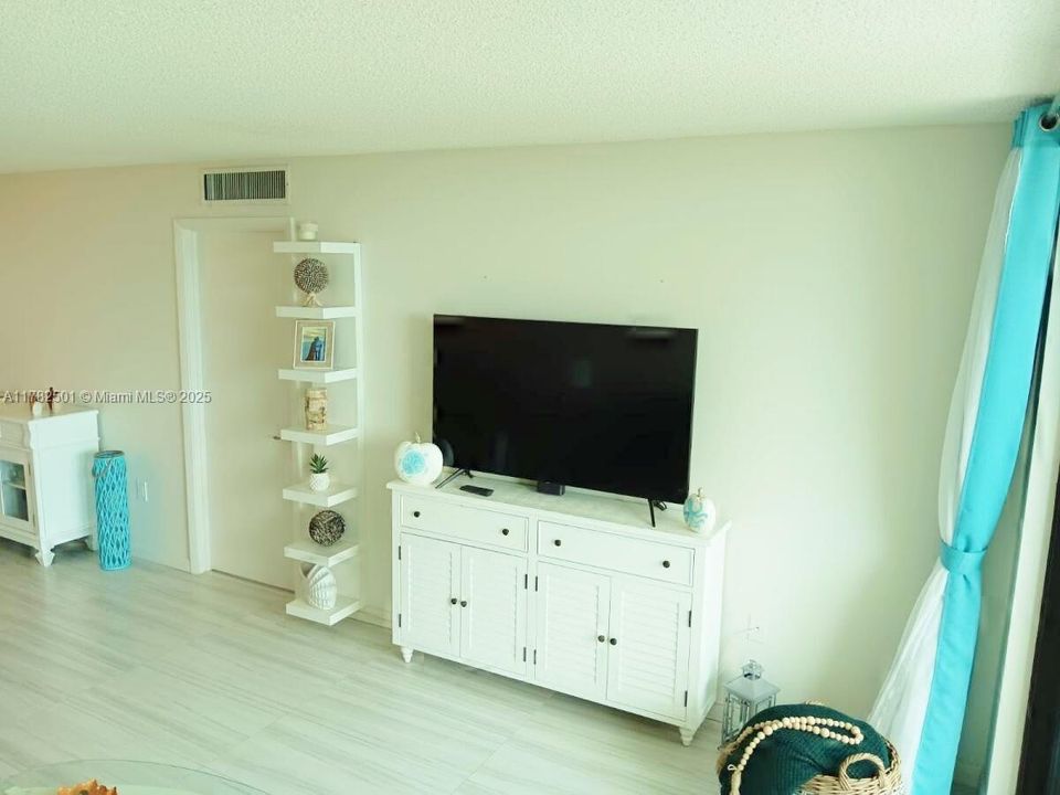 Recently Rented: $1,850 (1 beds, 2 baths, 899 Square Feet)
