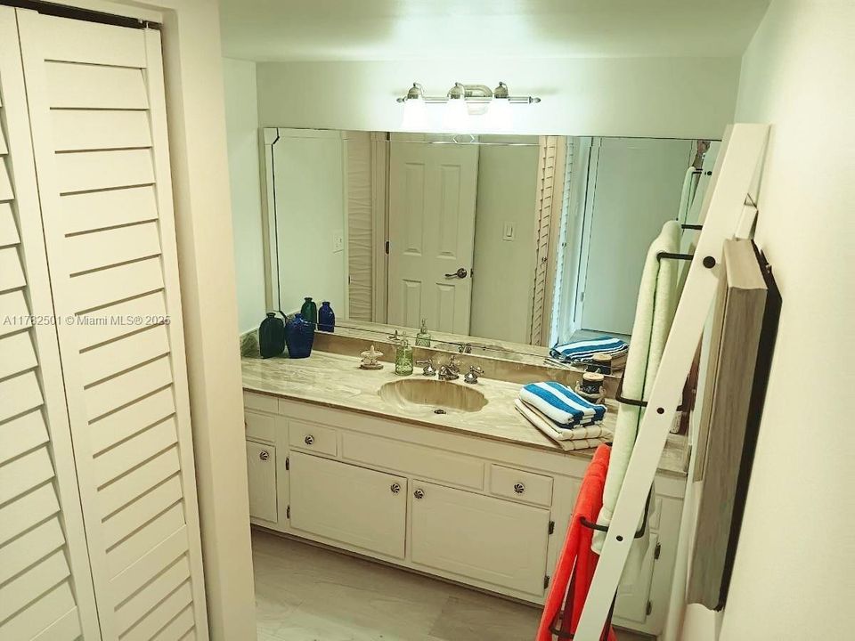 Recently Rented: $1,850 (1 beds, 2 baths, 899 Square Feet)