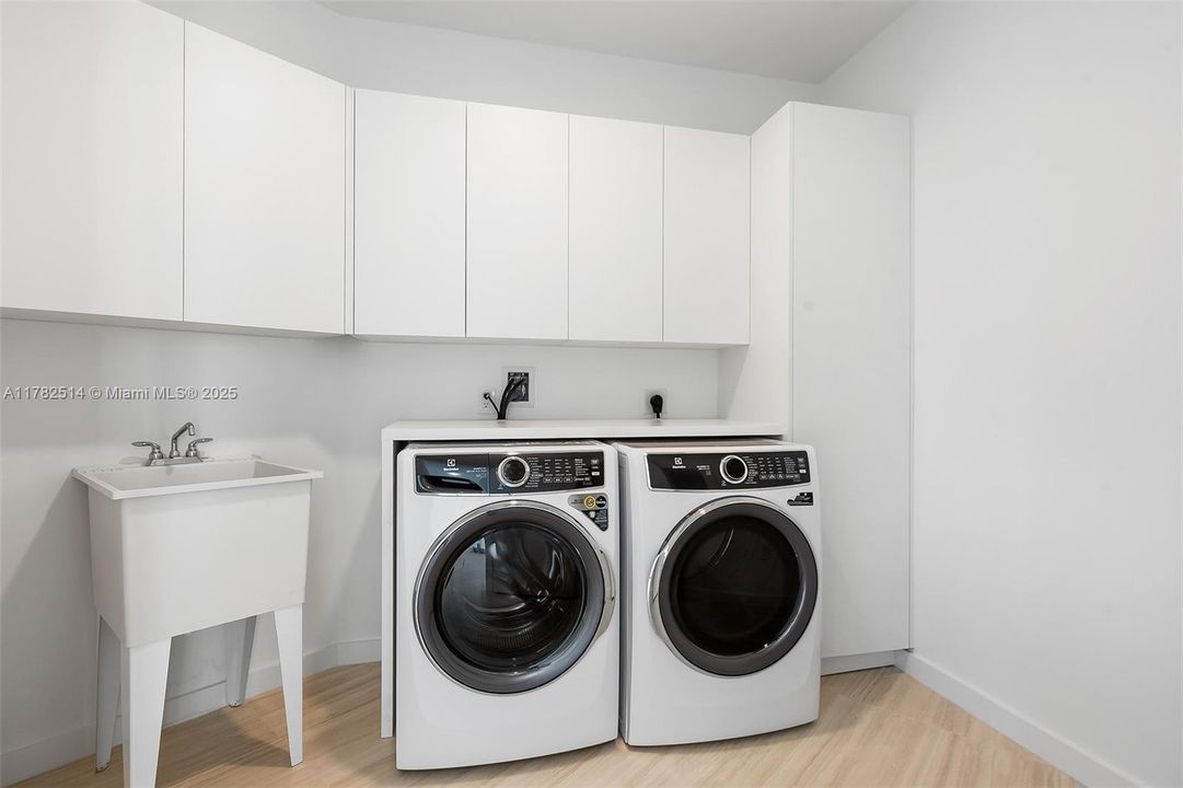 For Sale: $6,990,000 (4 beds, 5 baths, 4375 Square Feet)