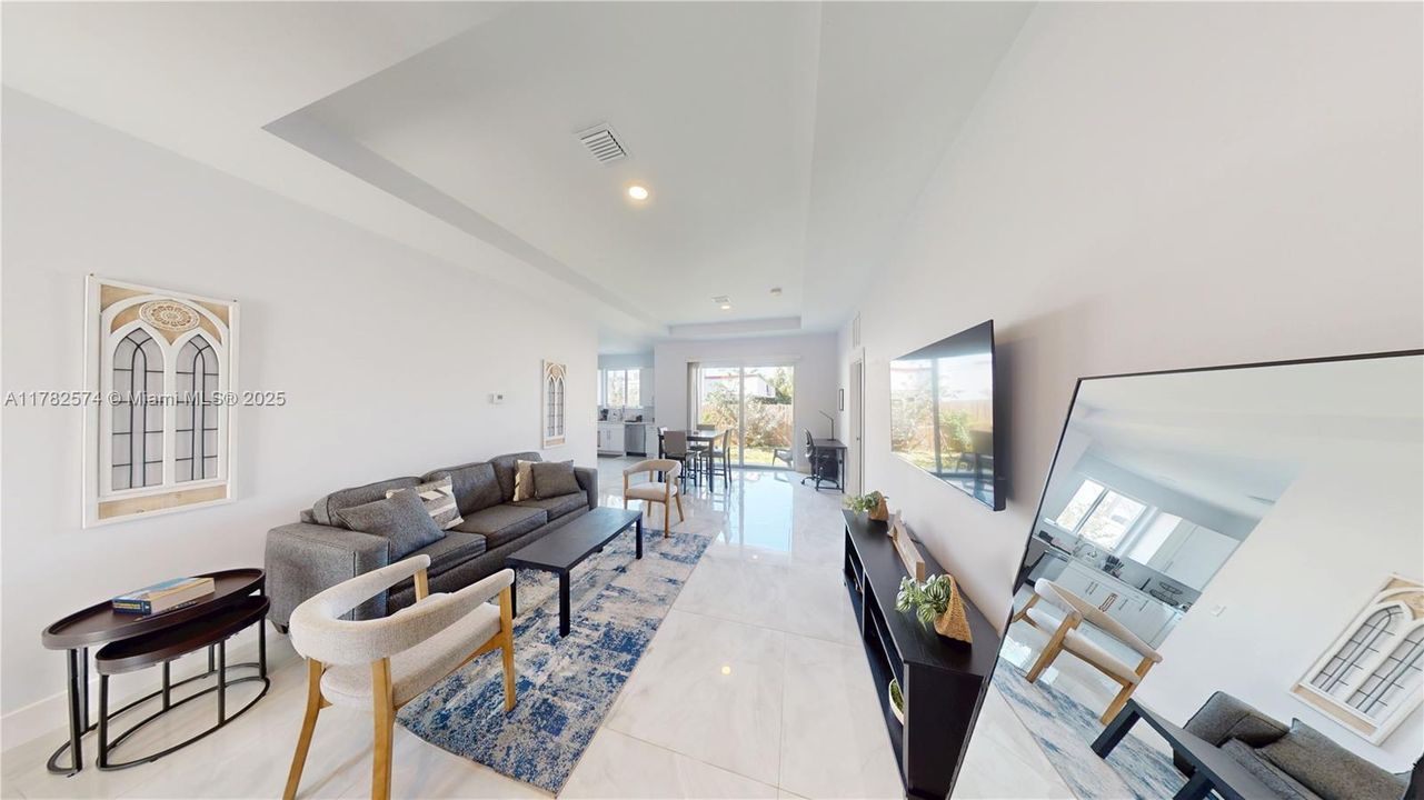 Recently Sold: $585,000 (3 beds, 2 baths, 1296 Square Feet)